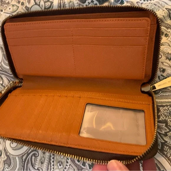 Michael Kors wristlet. - Picture 4 of 5